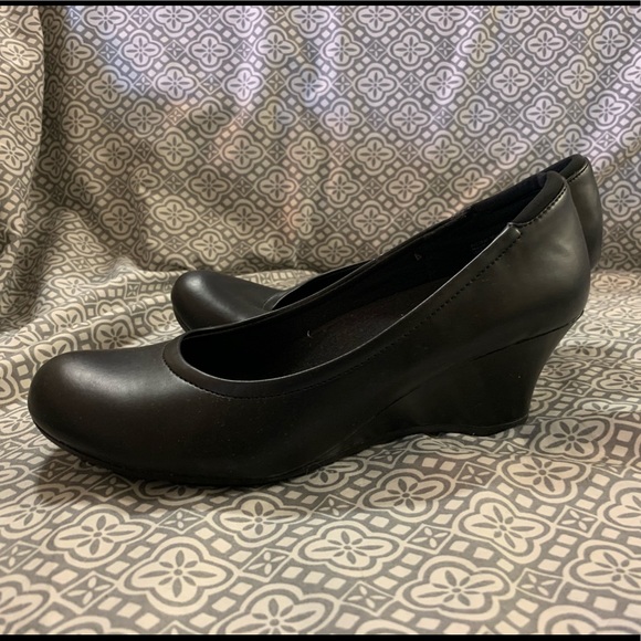 Predictions Comfort Sole Low Heel Wedge Pump Heel - Picture 4 of 6